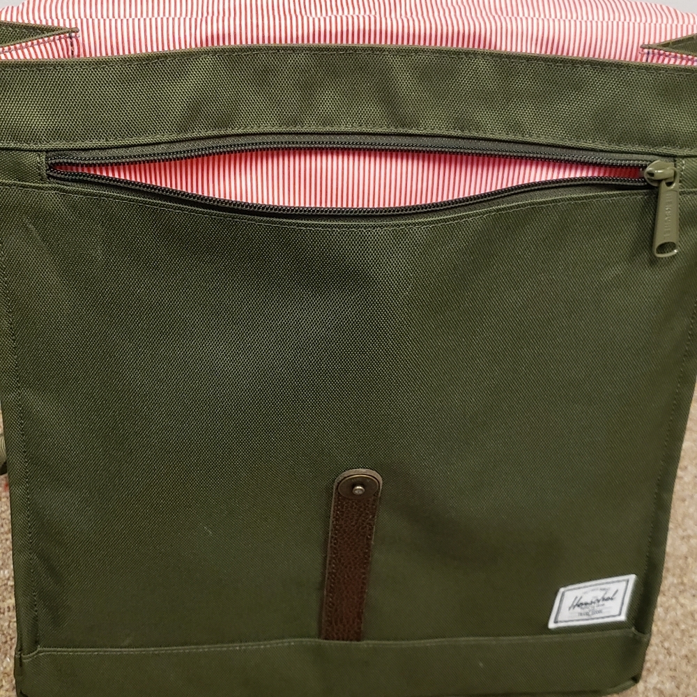 Herschel Backpack - Picture 4 of 7